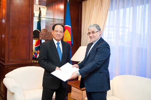 ASEAN Secretary-General Le Luong Minh (L) and Iranian Ambassador to ASEAN Valiollah Mohammadi Nasrabad (Photo: VNA)